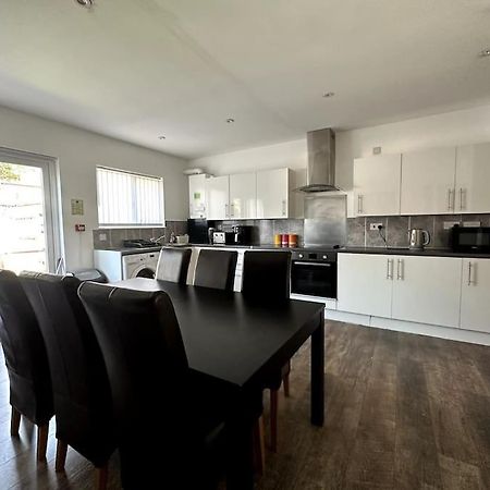Spacious Holiday Home Near Tube Station - By Starlet Stays 런던 외부 사진