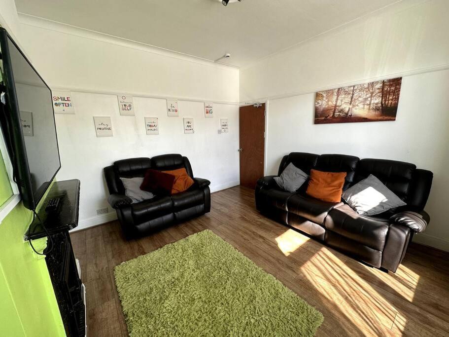 Spacious Holiday Home Near Tube Station - By Starlet Stays 런던 외부 사진