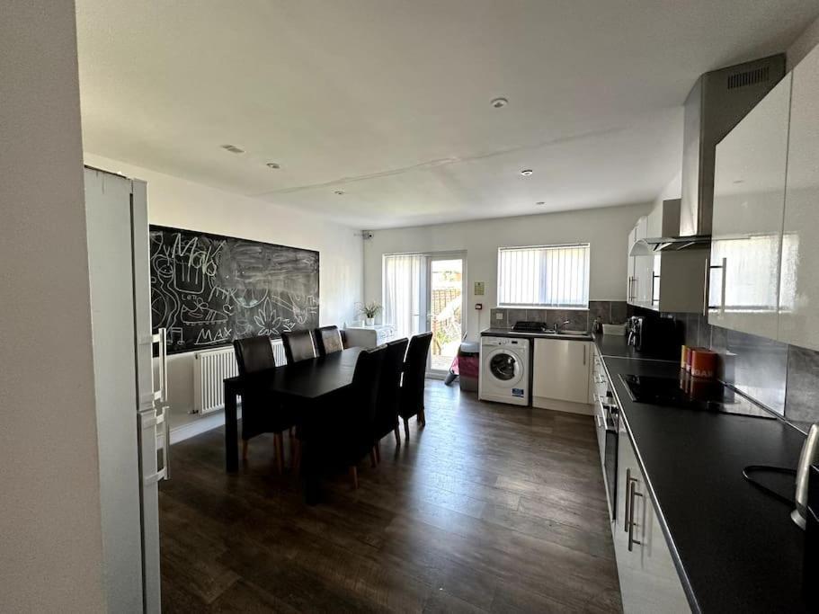 Spacious Holiday Home Near Tube Station - By Starlet Stays 런던 외부 사진