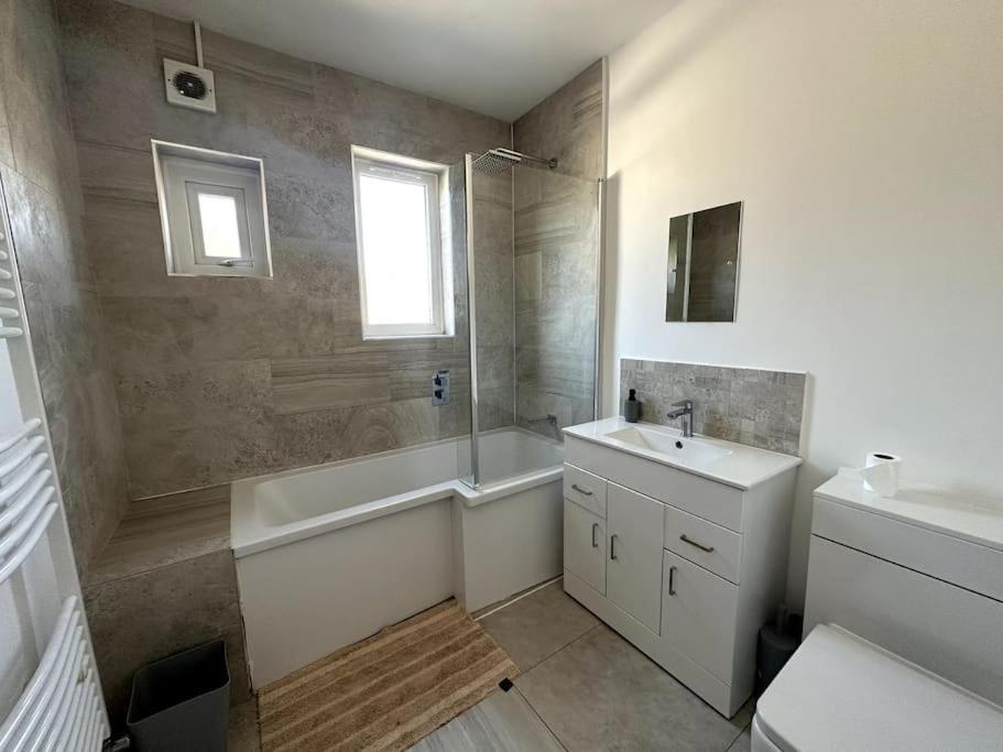 Spacious Holiday Home Near Tube Station - By Starlet Stays 런던 외부 사진
