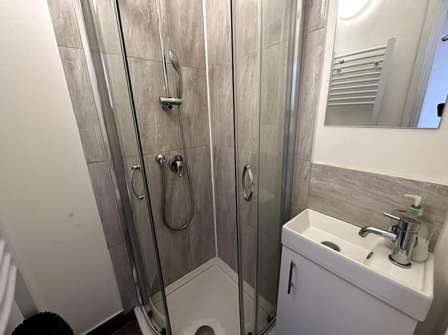 Spacious Holiday Home Near Tube Station - By Starlet Stays 런던 외부 사진
