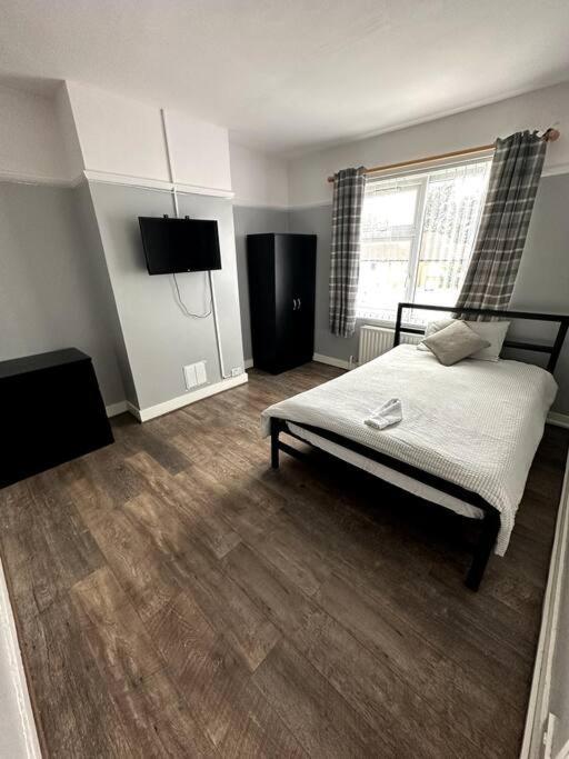 Spacious Holiday Home Near Tube Station - By Starlet Stays 런던 외부 사진