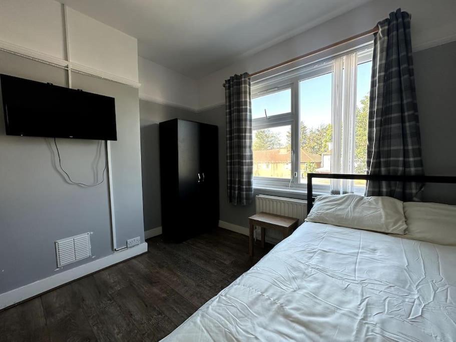 Spacious Holiday Home Near Tube Station - By Starlet Stays 런던 외부 사진