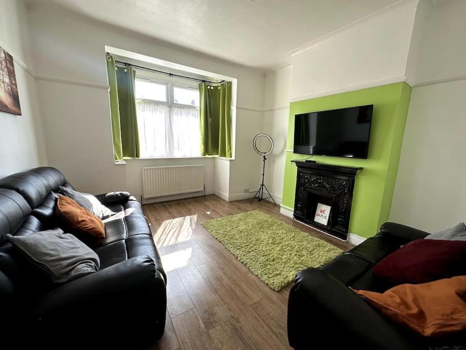 Spacious Holiday Home Near Tube Station - By Starlet Stays 런던 외부 사진