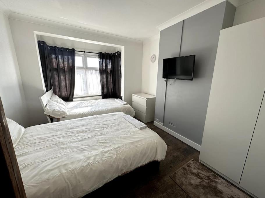 Spacious Holiday Home Near Tube Station - By Starlet Stays 런던 외부 사진