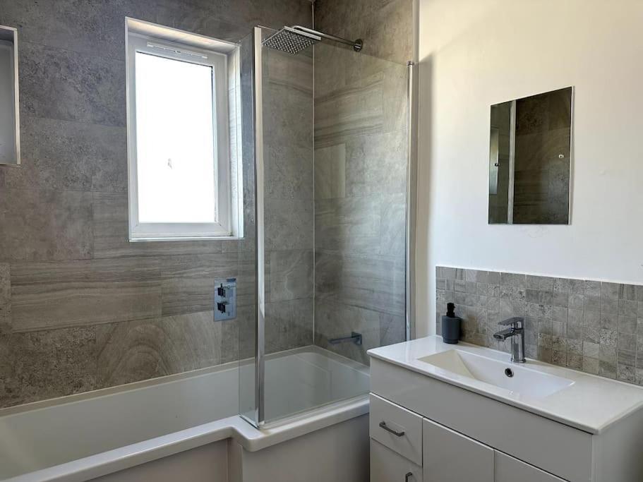 Spacious Holiday Home Near Tube Station - By Starlet Stays 런던 외부 사진
