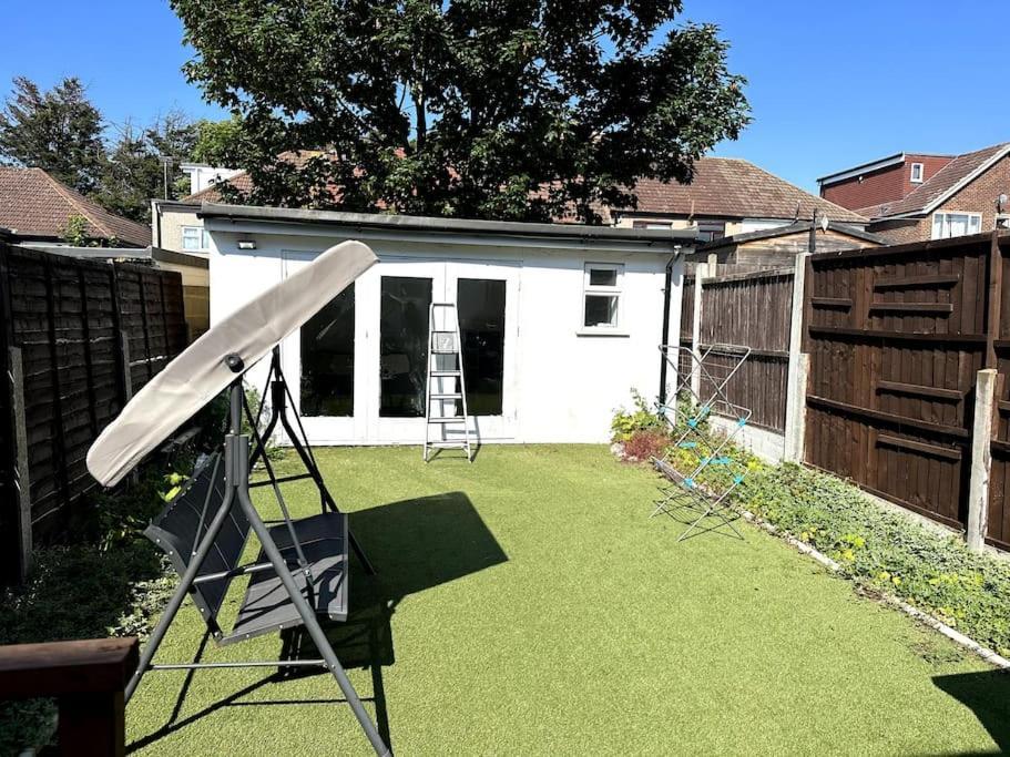 Spacious Holiday Home Near Tube Station - By Starlet Stays 런던 외부 사진